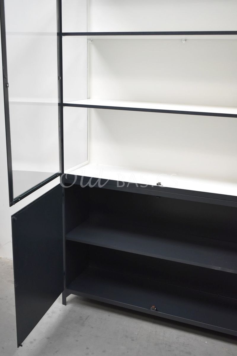 Detail van Apothekerskast Demi, 4 deuren, RAL7021, grijs, zwart, materiaal staal